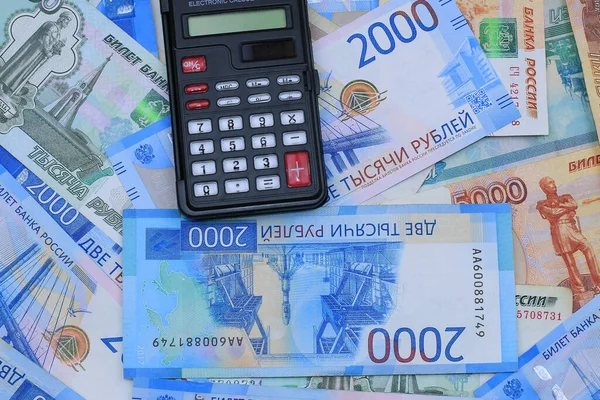 Taschenrechner Und Russisches Geld Aus Nächster Nähe — Stockfoto