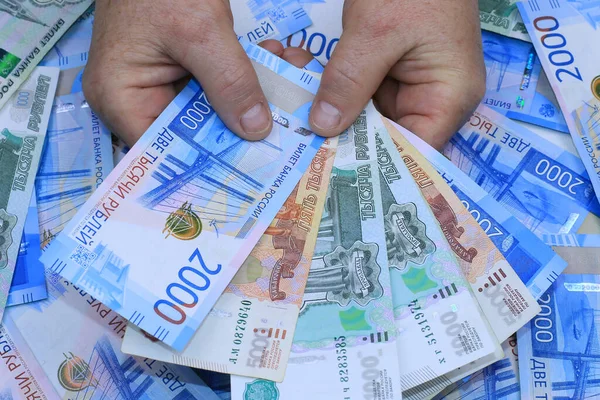 Dinheiro Russo Nas Mãos Dos Homens — Fotografia de Stock