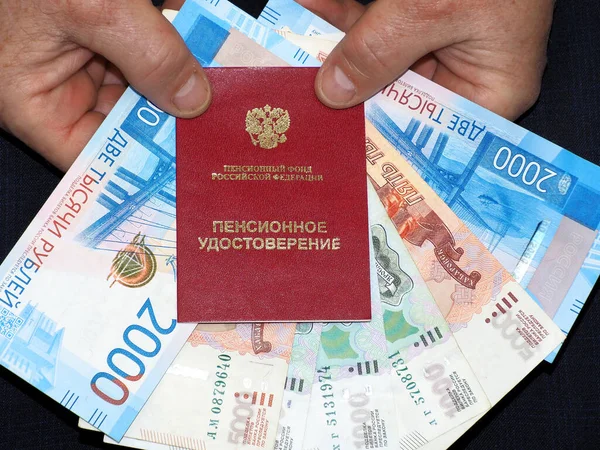 Pensão Aumentada Certificado Pensão Nas Mãos Dos Homens Dinheiro Russo — Fotografia de Stock