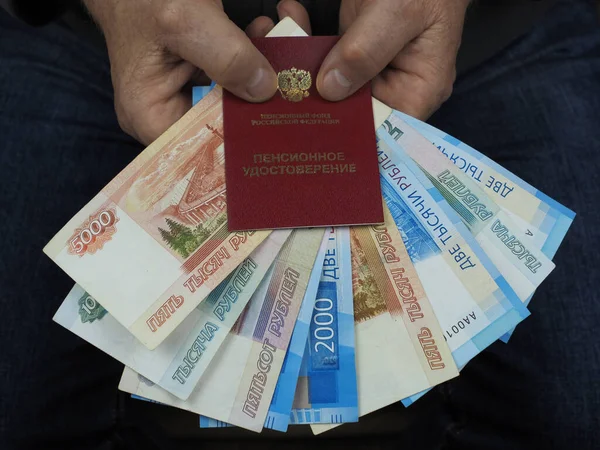 Paiement Pension Certificat Pension Argent Russe Entre Les Mains Des — Photo