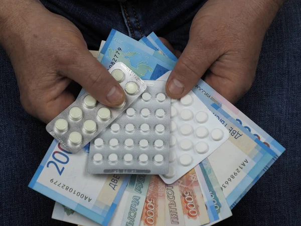 Русские Деньги Лекарства Мужских Руках Крупным Планом — стоковое фото