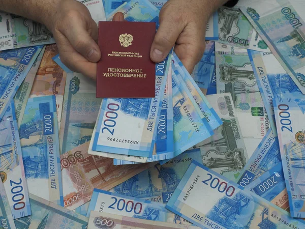 Pensão Aumentada Certificado Pensão Nas Mãos Dos Homens Dinheiro Russo — Fotografia de Stock