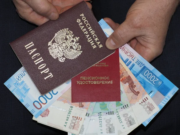 Pensión Certificado Pensión Pasaporte Dinero Ruso Mano Los Hombres — Foto de Stock