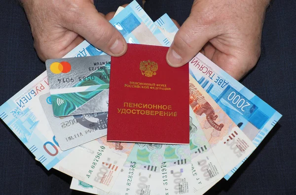 Świadectwo Emerytalne Karty Bankowe Rosyjskie Pieniądze Rękach Mężczyzn — Zdjęcie stockowe