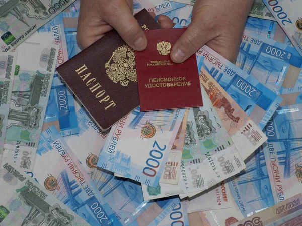 Pensão Certificado Pensão Passaporte Russo Nas Mãos Dos Homens Contra — Fotografia de Stock