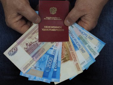 Emekli maaşı: Emeklilik belgesi ve erkeklerin elindeki para
