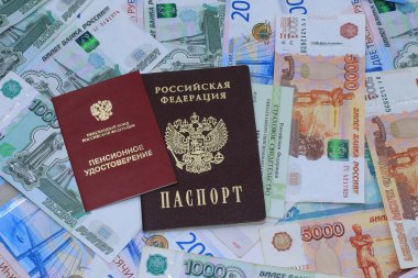 Emekli ikramiyesi, sigorta belgesi ve Rus pasaportu Rus parasına karşı.