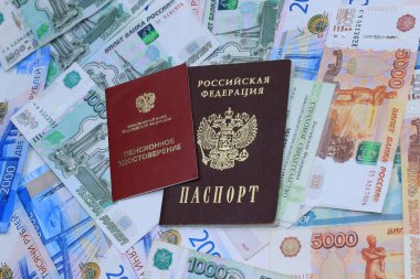 Belgeler: Emeklilik sertifikası, zorunlu emeklilik sigortası belgesi ve Rus parasının arka planında Rus pasaportu