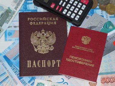 Emeklilik zamları. Rus pasaportu, emeklilik sertifikası, hesap makinesi, banka kartları, Rus parasına karşı.