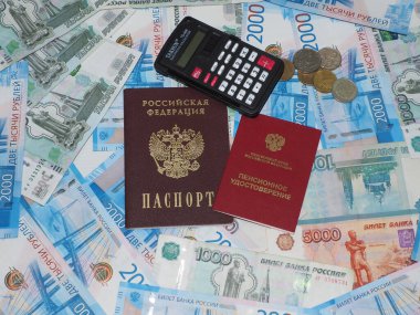 Emeklilik belgesi, pasaport, hesap makinesi Rus parasıyla karşılaştırılıyor