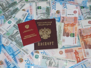 Emeklilik belgesi, zorunlu emeklilik sigortası belgesi ve Rus pasaportu Rus parasının üzerindedir.