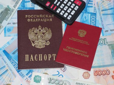 Emeklilik belgesi, pasaport, hesap makinesi Rus parasıyla karşılaştırılıyor