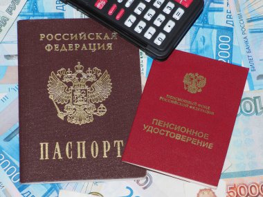 Emeklilik zamları. Rus pasaportu, emeklilik sertifikası, hesap makinesi, Rus parasına karşı.