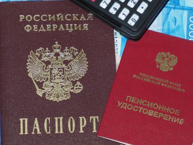 Emeklilik zamları. Rus pasaportu, emeklilik sertifikası, hesap makinesi, Rus parasına karşı.