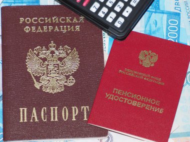 Emeklilik zamları. Rus pasaportu, emeklilik sertifikası, hesap makinesi, Rus parasına karşı.