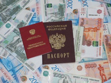 Emeklilik belgesi, zorunlu emeklilik sigortası belgesi ve Rus pasaportu Rus parasının üzerindedir.