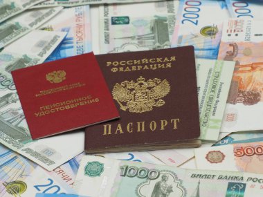 Sigorta sertifikası, emeklilik belgesi ve Rus pasaportu Rus banknotlarında.