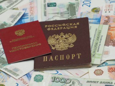 Sigorta sertifikası, emeklilik belgesi ve Rus pasaportu Rus banknotlarında.