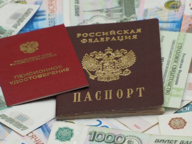 Belgeler: Emeklilik sertifikası, sigorta belgesi ve Rus parasının arka planına karşı Rus pasaportu