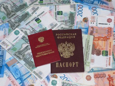 Belgeler: Emeklilik sertifikası, sigorta belgesi ve Rus parasının arka planına karşı Rus pasaportu