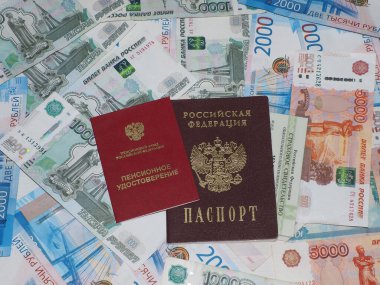 Belgeler: Emeklilik sertifikası, sigorta belgesi ve Rus parasının arka planına karşı Rus pasaportu