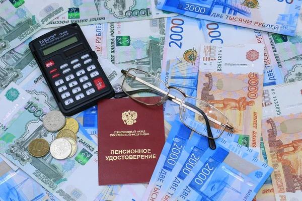 Omräkning Pensionen Pensionsbevis Glasögon Och Miniräknare Ryska Pengar — Stockfoto