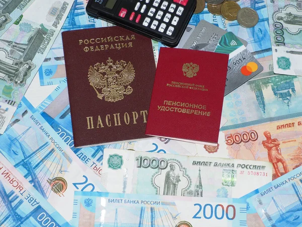 Pasaporte Ruso Certificado Pensión Calculadora Tarjetas Bancarias Contexto Del Dinero — Foto de Stock