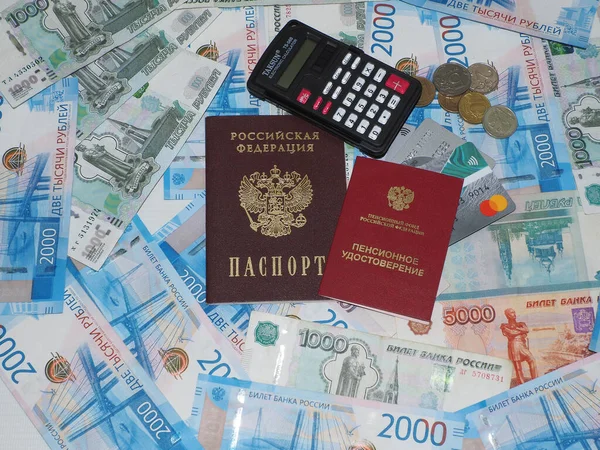 Emeklilik zamları. Rus pasaportu, emeklilik sertifikası, hesap makinesi, banka kartları, Rus parasına karşı.