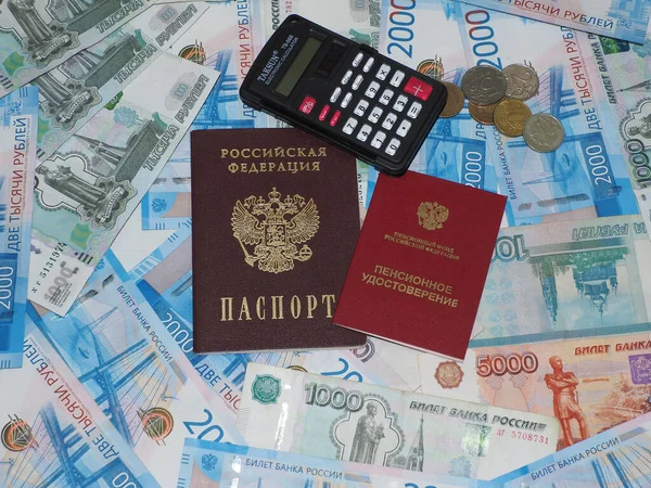 Dokumentumok Nyugdíj Igazolás Útlevél Számológép Orosz Pénz Hátterével — Stock Fotó