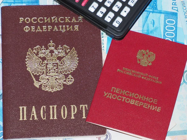 Emeklilik zamları. Rus pasaportu, emeklilik sertifikası, hesap makinesi, Rus parasına karşı.