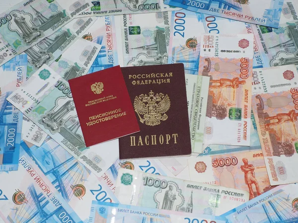 Страховое Свидетельство Пенсионное Удостоверение Российский Паспорт Фоне Российских Денег — стоковое фото