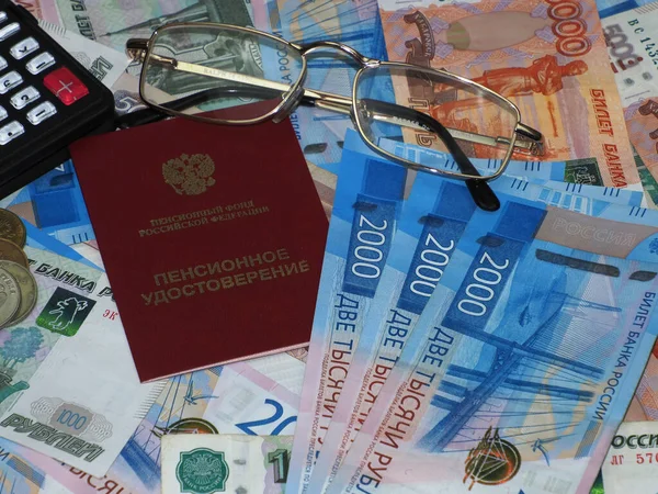 Přepočet Penze Důchodcovo Osvědčení Brýle Mezi Ruskými Papírovými Penězi — Stock fotografie