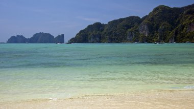 şemsiye ve güzel beach.khai Island phuket plaj sandalyeleri