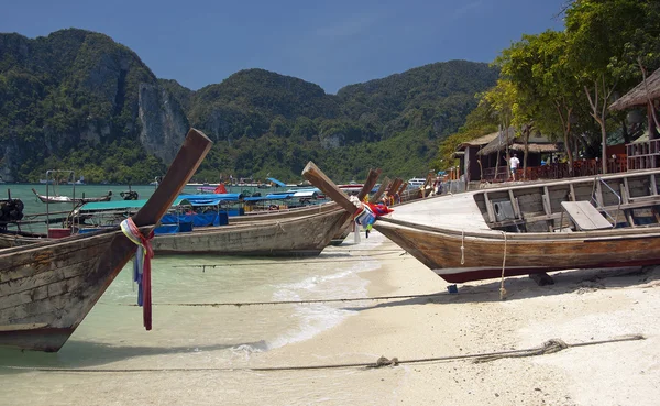 Sillas de playa con sombrilla y hermosa playa.Khai Island Phuket —  Fotos de Stock