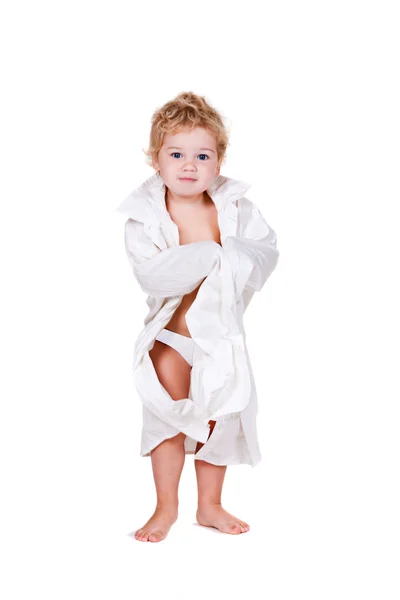 Mooie twee-jarige meisje in grote shirt volwassene — Stockfoto