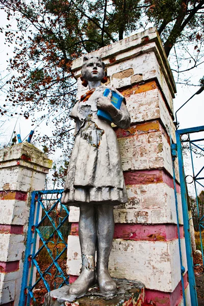 Alte Statue sowjetischer Pioniere — Stockfoto