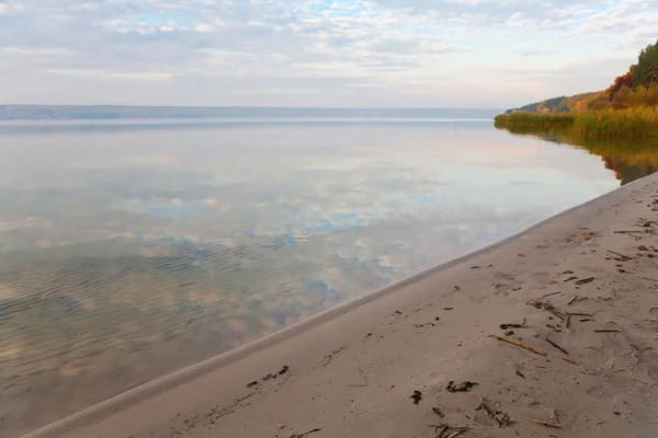 Herfst oever van het meer — Stockfoto