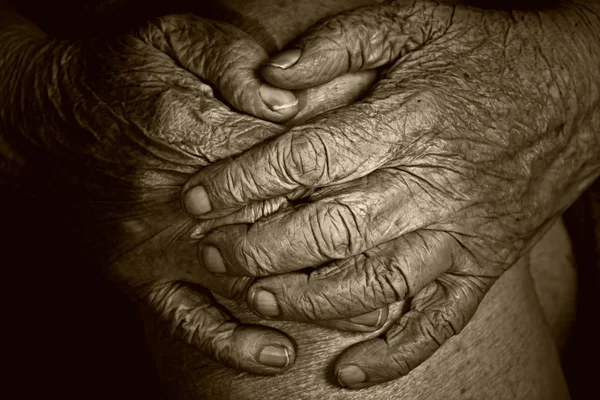 Yaşlı bir kadın elinde — Stok fotoğraf