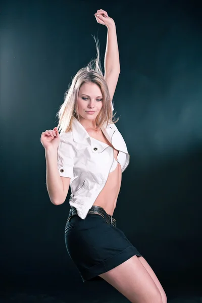 Retrato de una hermosa joven rubia bailando — Foto de Stock