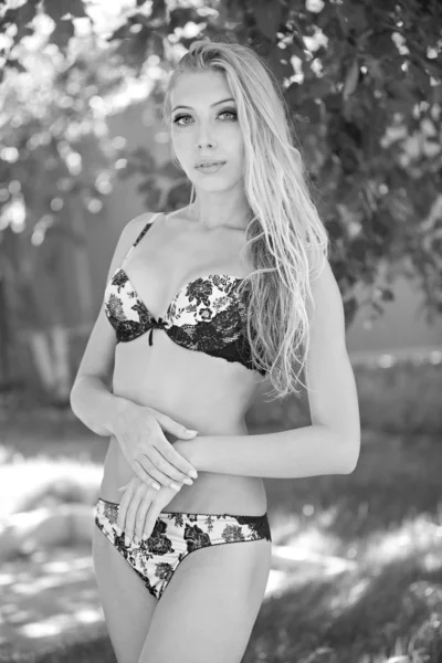 Belle jeune fille en maillot de bain dans le jardin — Photo