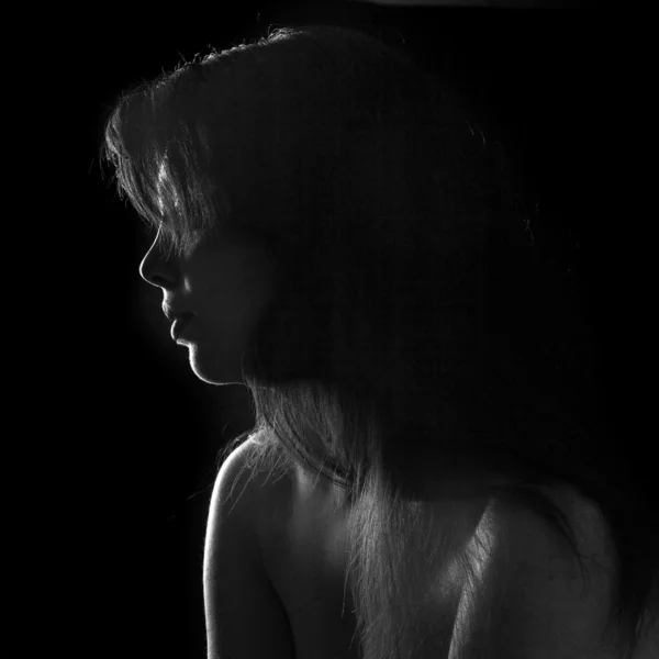 Czarno-biały portret piękna Ciemnowłosa dziewczyna — Zdjęcie stockowe