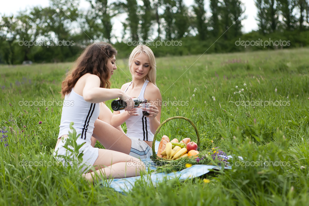 Секс на пикнике камера, красивая эротика пары видео