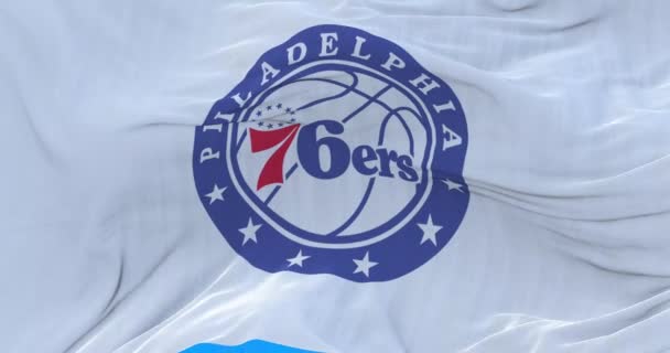 Philadelphia Pennsylvania Stati Uniti Marzo 2022 Sventola Bandiera Philadelphia 76Ers — Video Stock