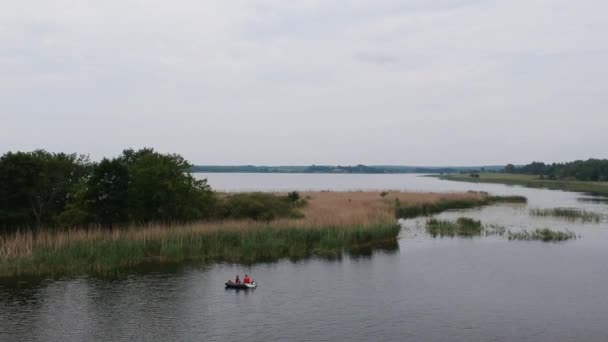 Vzdušný Panoramatický Výhled Jezero Les Rybářský Člun Popředí Některé Venkovské — Stock video