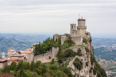 San Marino 'nun başkenti Monte Titano' daki Chesta Tower manzarası. İtalya, Avrupa 'nın göbeğindeki bağımsız bir ülke olan San-Marino' da 800 metre yüksekliğindeki bir uçurumda kule. Yüksek kalite fotoğraf