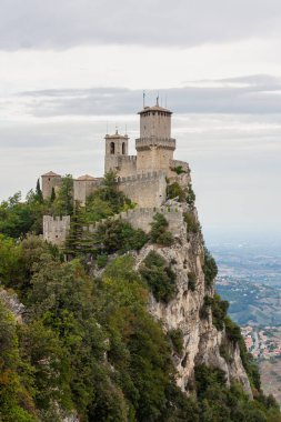 San Marino 'nun başkenti Monte Titano' daki Chesta Tower manzarası. İtalya, Avrupa 'nın göbeğindeki bağımsız bir ülke olan San-Marino' da 800 metre yüksekliğindeki bir uçurumda kule. Yüksek kalite fotoğraf