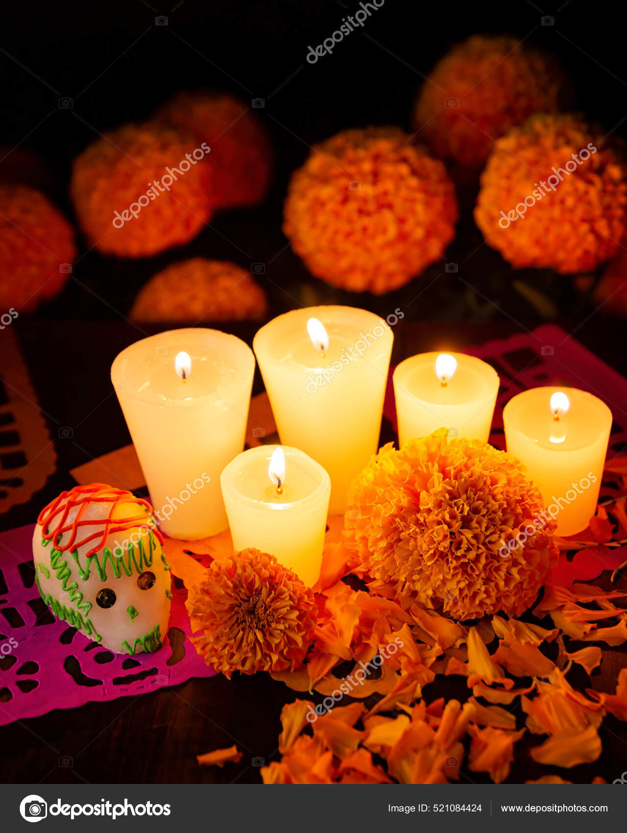 Calavera Azúcar Con Velas Flores Cempasuchil Caléndula Papel Picado  Decoración: fotografía de stock © hayaship #521084424 | Depositphotos
