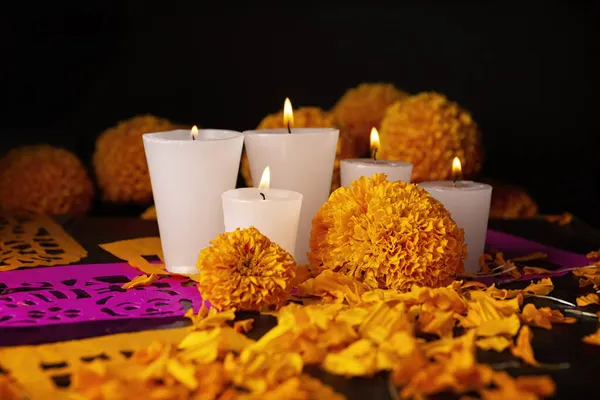 Velas Com Flores Laranja Cempasuchil Calêndula Tagetes Erecta Papel Picado — Fotografia de Stock