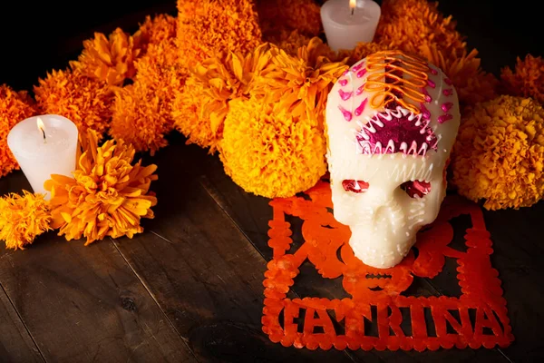 Calavera Azúcar Con Velas Flores Cempasuchil Caléndula Papel Picado Decoración —  Fotos de Stock