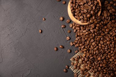 Kırsal siyah taş masada organik tost kahve çekirdekleri ve metnin için fotokopi alanı. en üstteki resim